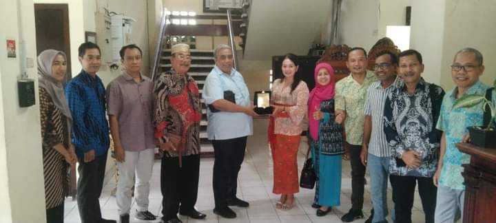 Ketua dan Anggota Komisi II DPRD Prov NTB saat menerima plakat dari Dinas Pariwisata Prov. Bali. Foto : Dok Pribadi