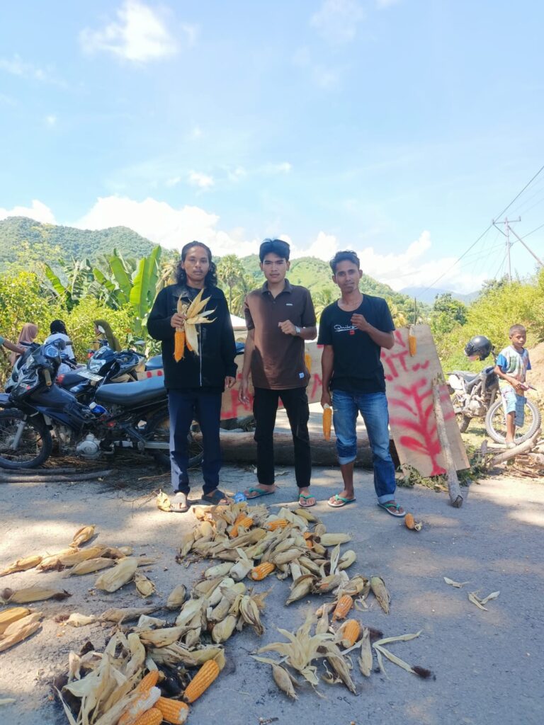 Mahasiwa Blokir jalan, buntut aksi demo terkait kenaikan harga jagung. Foto : Heris