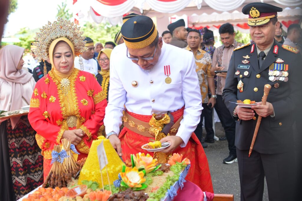 PJ Walikota Bima HM Rum saat memotonf tumpeng ulang tahun Kota Bima ke 22. Foto: Halo Bima / Lance