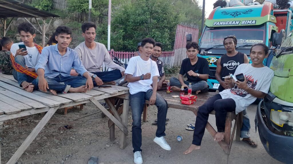 Pelajar da Mahasiswa Desa Laju blokir jalan. Foto : Heris