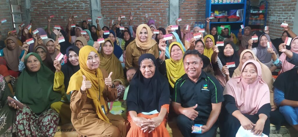 Kepala Dinas Sosial Kota Bima Yuliana beserta jajaran foto bersama KPM PKH Kel Kolo. Foto : Halo Bima/Agil