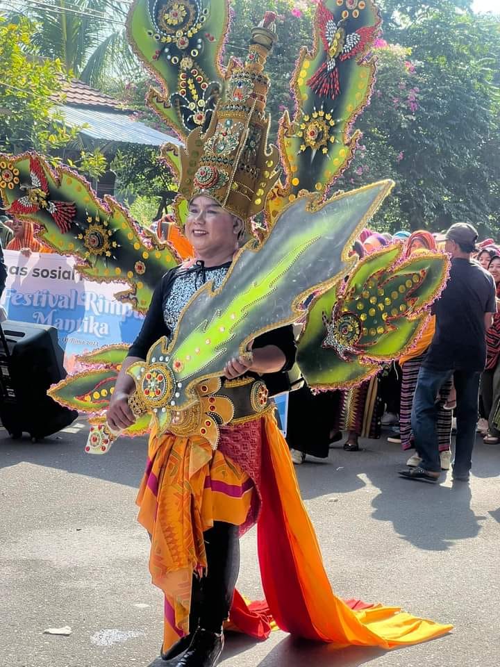 Kostum Kontemporer Dinas Sosial Kota Bima yang ditampilkan saat Pawai Rimpu Mantika 2024. Foto: Ist