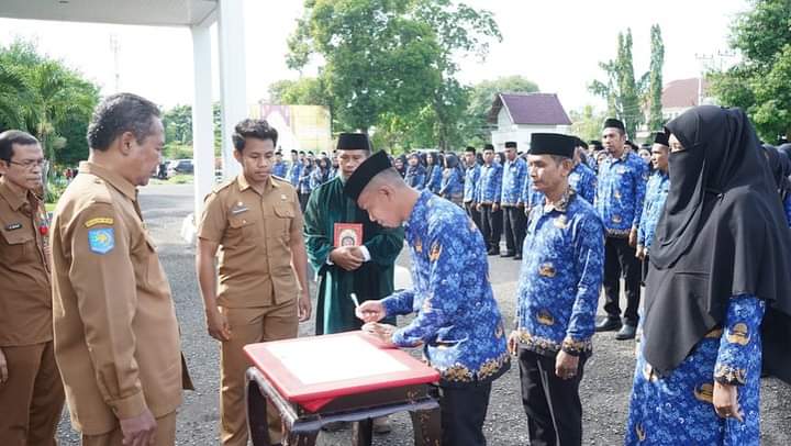 Setda Kota Bima Muhtar Landa menyaksikan penandatangan SK PPPK oleh perwakilan yang akan dilantik. Foto : Dok Pemkot Bima