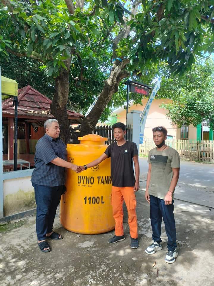 Serah terima bantuan Tandon Air dari Abdul Rauf, ST.,MM untuk Korban kebakaran Sape. Foto : ist