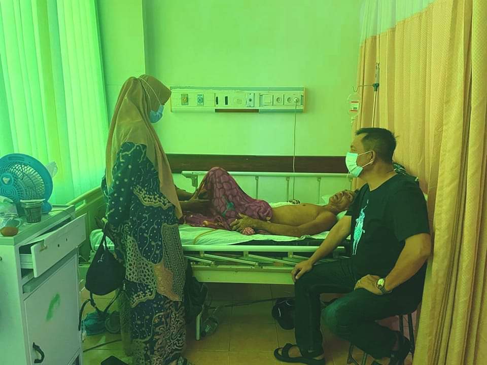 Anggota DPRD Prov NTB H. A. Rahman Abidin saat menjenguk pasien asal Kota Bima di RSUD Prov NTB