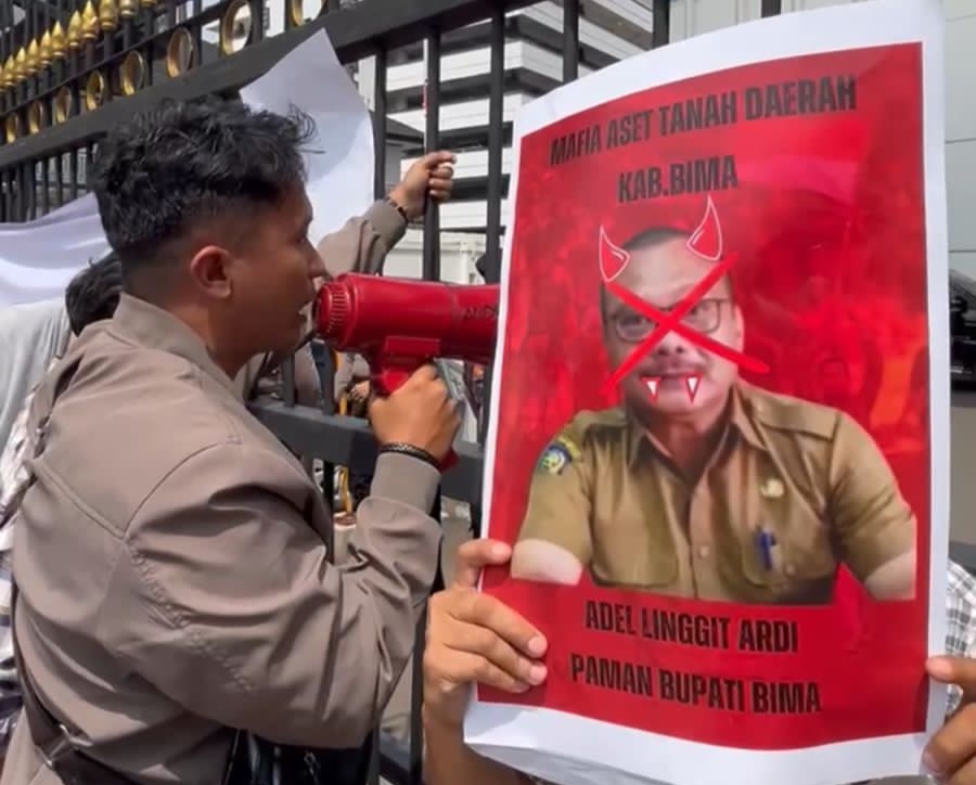 Masa aksi Aliansi Mahasiswa Sumbawa - Jakarta saat orasi di depan Kantor Kemendagri. Foto : Ist