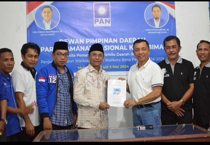H. A. Rahman H. Abidin mengembalikan formulir pendaftaran Calon Wali Kota Bima dan diterima langsung oleh Ketua DPD PAN Kota Bima Feri Sofiyan. Foto : Dedy Kurniawan/Halo Bima