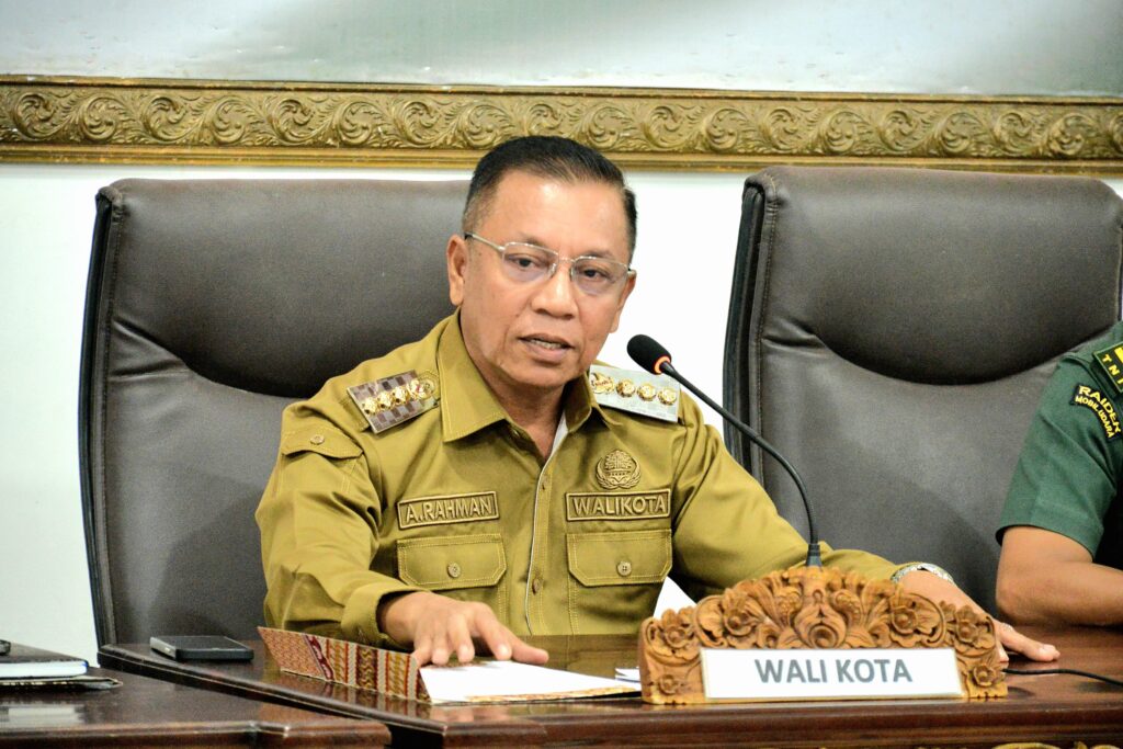 Walikot Bima H. A. Rahman saat memimpin rapat