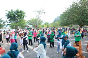 Ratusan Perempuan Kota Bima Peringati Hari Ibu ke-97, Senam Sehat dan Tanam 20 Pohon Tabebuya di Jalur Dua Amahami