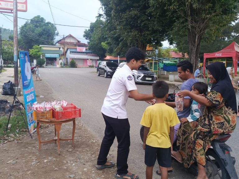 Sepanjang Ramadhan, Abdul Rauf Bagi-bagi Takjil