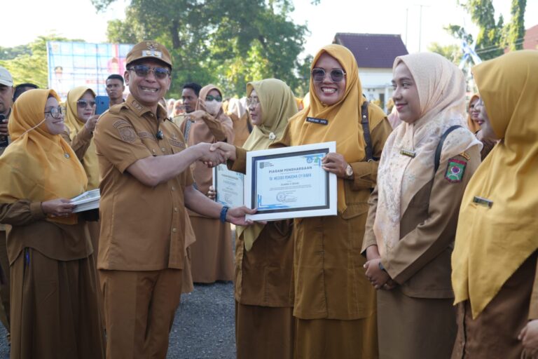 Hardiknas 2026, Pemkot Serahkan Penghargaan Bagi Sekolah Berprestasi